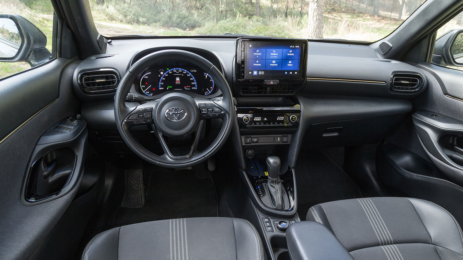 Nissan Juke VS Toyota Yaris Cross 116ps Hybrid. Ποιο ξεχωρίζει σε εξοπλισμό ασφάλειας και άνεσης.